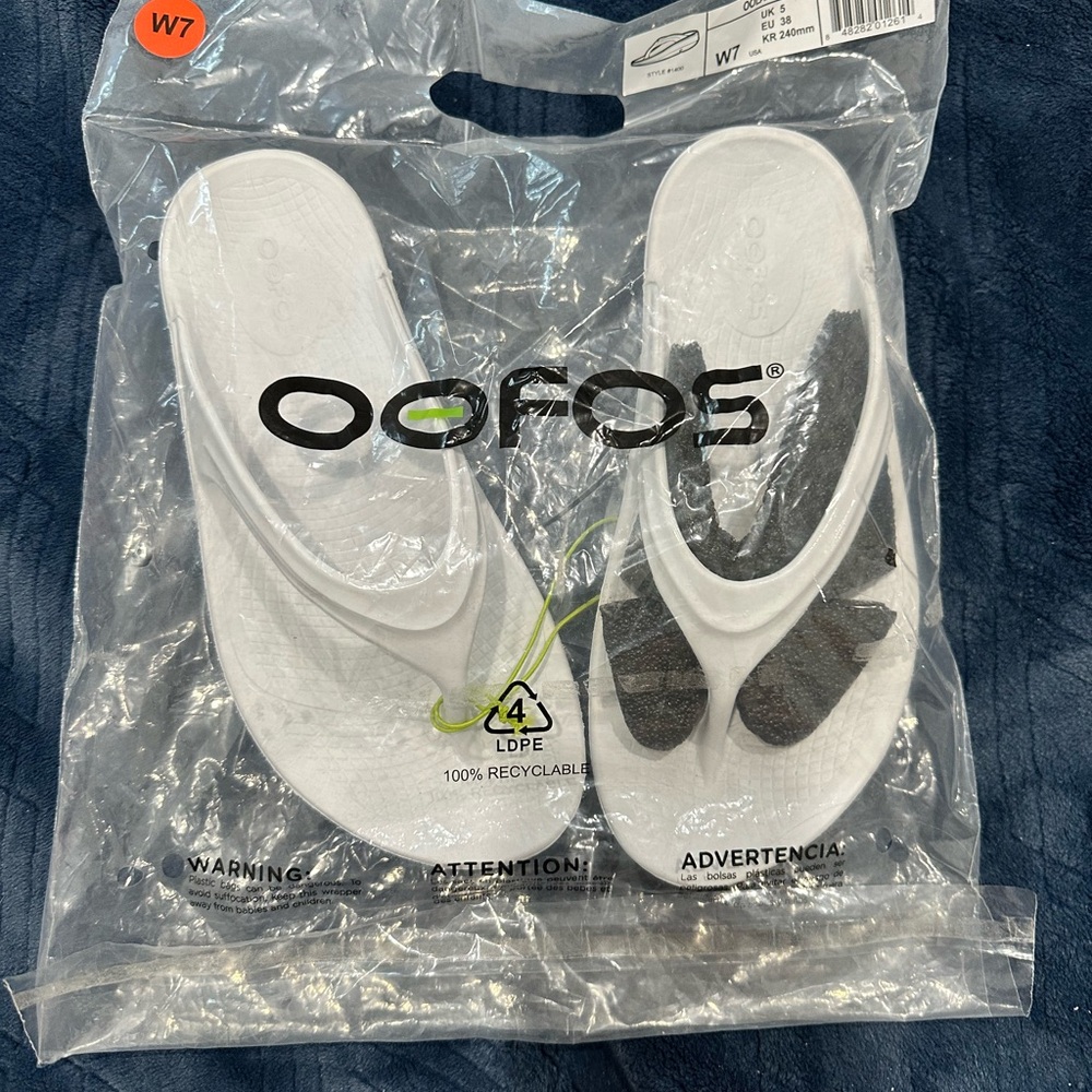 OOFOS women’s flip flops size 7
